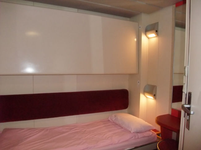 事前にWebで個室を予約しておいた。<br />意外に広い。<br /><br />もともと２人用。なので上にもベッドがある。