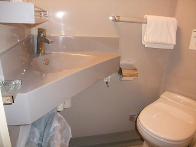 トイレもある。アメニティもついてる。