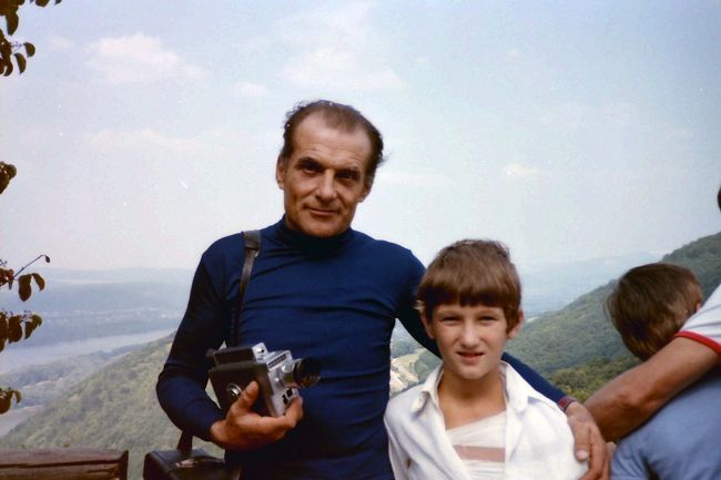 Vigadoで出合った親子とあるが、おじいちゃんと孫か？　子どもがけがをしていて、手をつりながらも観光に来ている姿が印象的でした。