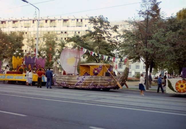 デブレッツェンで見た独立記念日の山車（と呼ぶのか？）。８月20日はハンガリーの独立記念日で、こうした山車が街を練り回していました。全体に社会主義色の薄いハンガリーで、唯一社会主義っぽい光景でした。トップにある花火の写真はお祝いの花火。