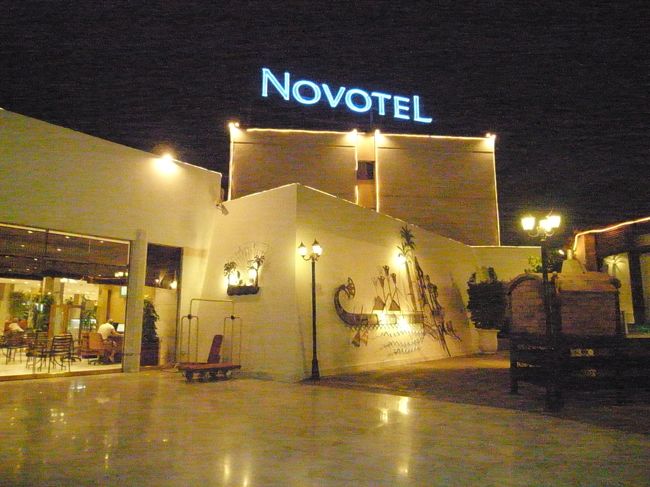 今回は、１月にプーケットでお世話になったダイビングショップのツアーで行ってきました。<br />旅行もダイビングもまさにおんぶにだっこ！<br />ちょーらくちんです♪<br /><br />成田からカイロは１３時間半。復路は１１時間４０分だから、往路の方が時間かかります。<br />カイロの空港に着くと、プーケットでお世話になった、たかさんが待っててくれて、あとは後ろをくっついて行くだけ。<br />覚えるのは集合時間だけ。飛行機の時間すら知らずですが全く問題なし！<br />到着した日は、もう夜なので空港近くのホテル「ノボテル　カイロ　エアポート」に１泊し、翌早朝また空港に行ってシャルムエルシェイクまで飛行機です。<br />