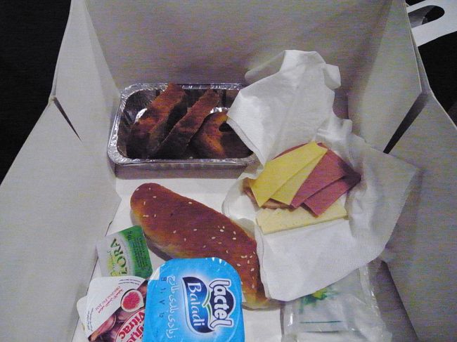 ４時半にはモーニングコールで、５時１５分にはロビー集合。<br />朝ごはんは、ホテルが用意してくれていて、ホールケーキの入れ物みたいなでっかいランチボックスに入れてくれてます。<br />中身はスカスカ。。。<br />それを持って空港に行くのですが、どこのホテルでも同じようなボックスを使ってるみたいで、みんな荷物検査でケーキボックス流してる様子がおかしいです。