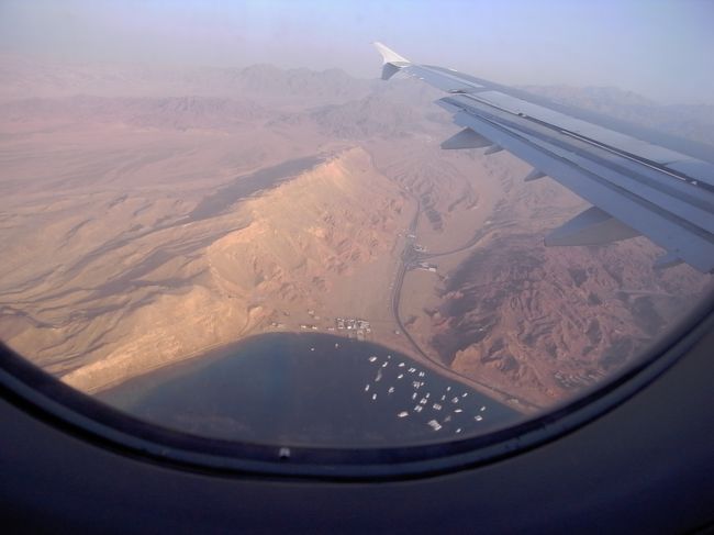 カイロ→シャルムエルシェイクは１時間のフライト。<br />絶対窓際に座るべし！<br />空からの風景は圧巻です。<br />どこまで行っても茶色の世界に、突如目に入ってくる海の青が本当に素晴らしい。<br />見てるだけであっという間に着きます。