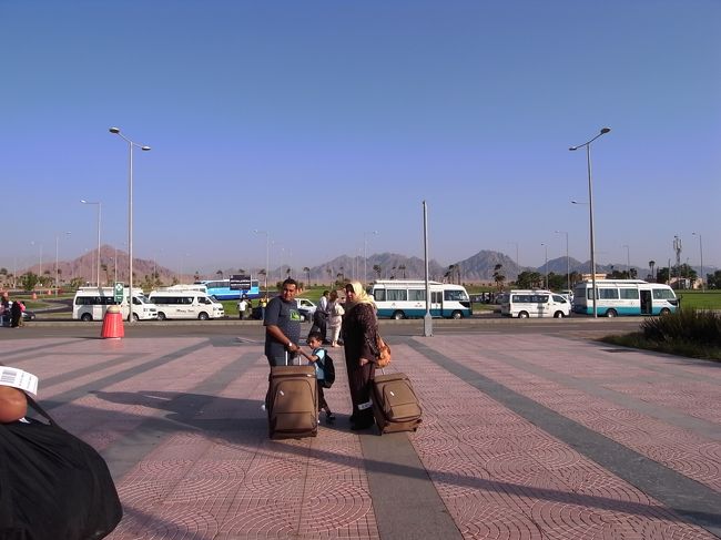 シャルムエルシェイクの空港に降り立ちました。<br />山が茶色一色。<br />不思議。<br /><br />