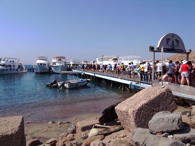 港では、船に乗り込む人達で長蛇の列。<br />ヨーロピアンばっかりです。<br />シュノーケリングする人が多いみたい。<br /><br />形だけのちょー適当なセキュリティーチェックを受けて桟橋に向かいます。<br />どのぐらい適当かっていうと、メッシュバッグに入れてるウォータープルーフバッグをメッシュの上からちょこっと触るだけ。。。<br />