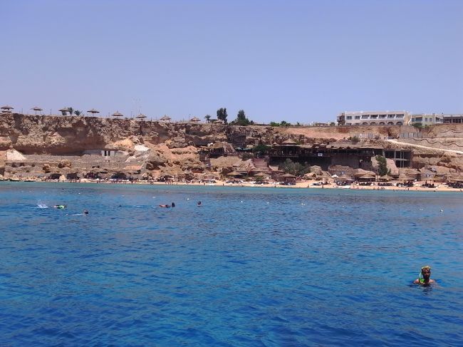 ２本目はローカルサウスTemple。<br />シュノーケラーいっぱいです。<br />私たちのホテルは丘の上でしたが、ビーチ沿いのリゾート、素敵そう。