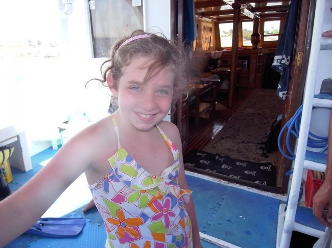 同じ船に乗り合わせたサンディー。ちょーかわいい。<br />家族でシュノーケリングに来てました。<br />一日一緒にいると、すっかり馴染んできて、私たちに英語で話しかけてきたり。（母国語は謎、英語以外。）<br />でもいたずら好きだから、大変。ダイビング器材に興味津々で、なんでもおもちゃにされちゃいます。<br />びしょびしょのカメラのハウジング開けられそうになって、激怒してる人がいたなぁ。<br />子供相手にって感じだけど、私も自分のだったら確実に泣きますね。