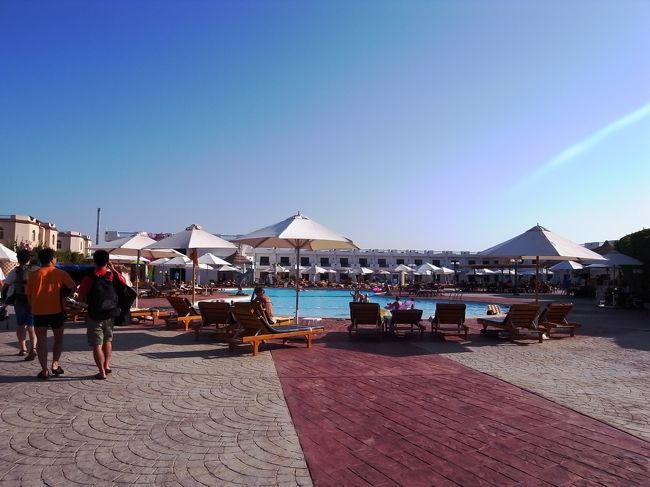 ダイビング終わって、やっとシャルムでの宿にチェックインです。<br />「シャルムクリフ」に４連泊。<br /><br />もう夕方だっていうのに日差しがきつい。。。<br />ホテルのプールはヨーロピアンでいっぱいです。