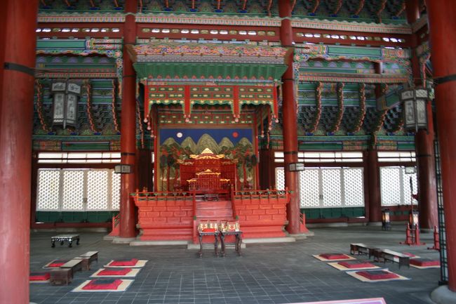 かなり派手な宮殿内