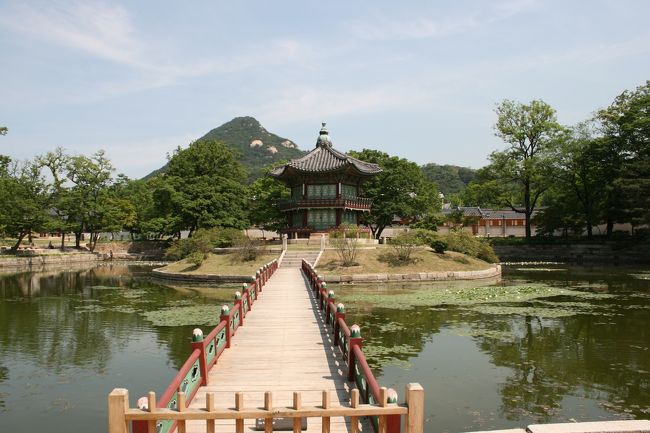 割と池を配するのが好きなようです。