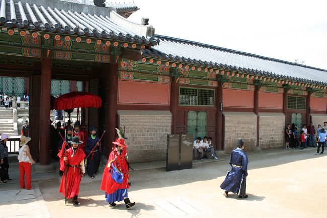 正午だったかな？昔の衣装を身に着けたスタッフが伝統的なセレモニーを再現してくれます。