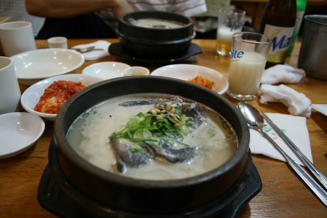 土俗村のサムゲタン、なんとウコッケイバージョンです♪なんともいえないやさしい味で、ボリュームもたっぷり。