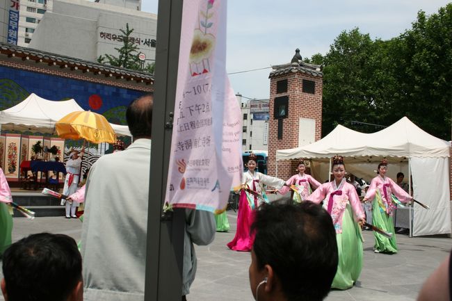 仁寺洞ギルの街角で昔の結婚式の再現を観光客用にやっていました。