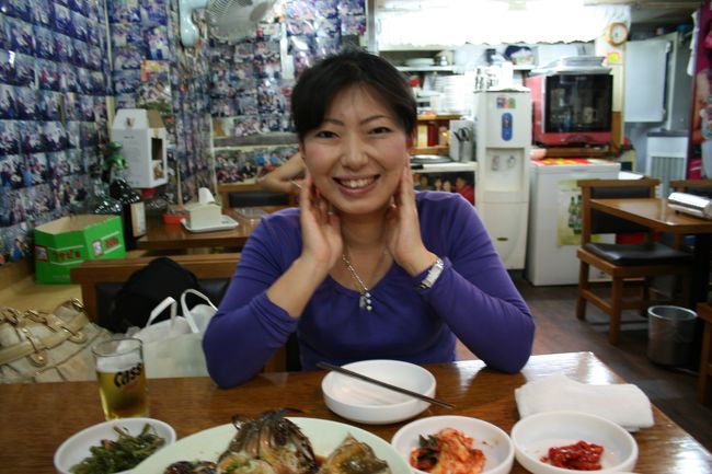 店内は所狭しと来店客の写真が・・・SMAPの写真もあるようです・・・