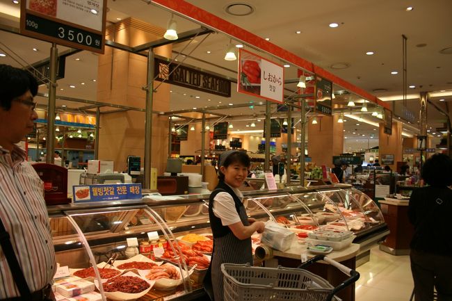 ソウルのデパートは日本のデパートみたいに明るくて多くのお客さんでにぎわっていました。