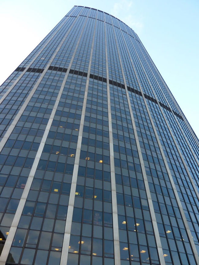 今回の観光はモンパルナスタワーからスタートです。<br />(タワーというよりはビルだと思うのだが)