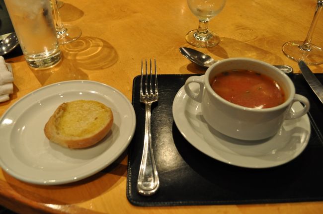 　まずはスープです。<br />　お隣はガーリックトーストです。