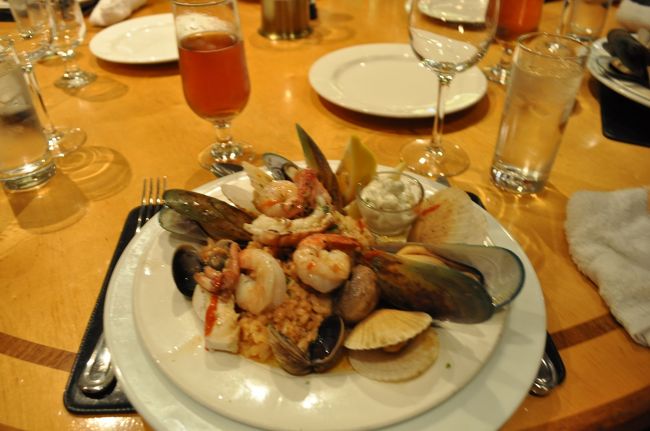 　メインのシーフードです。<br />　ワインも進みます。(笑)