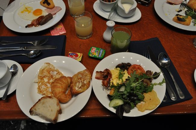 　翌朝、ホテルでの朝食です。<br />　3泊のうち、唯一のホテルでの食事です。<br />　それほどお腹は空いていませんでしたが、ビュッフェなのでついつい食べ過ぎてしまいました。<br />　ちょっと野菜系が少なかったようです。