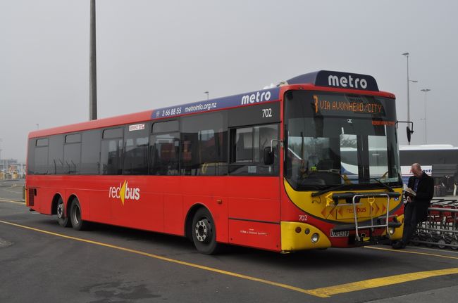　空港に向かいます。<br />　空港に停車していたリムジンバスです。