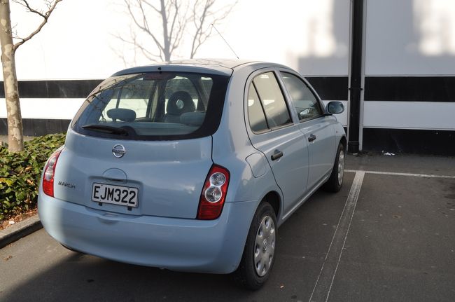 　日産マーチも停まっています。(笑)