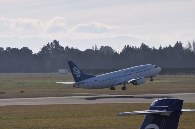 　空港に着きました。<br />　屋上に出て、航空機見学です。(笑)
