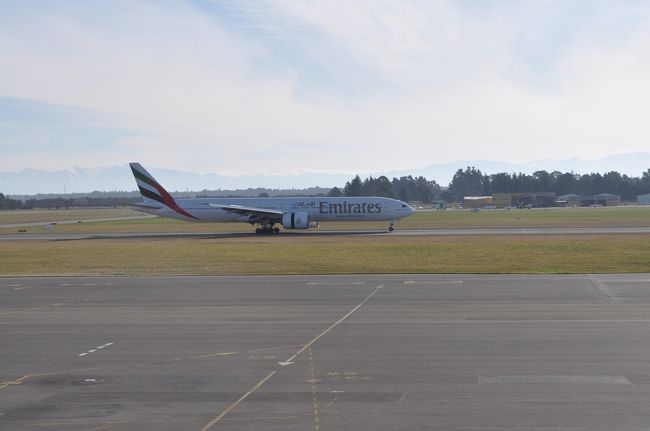 　エミレーツ航空便が到着しました。<br />　こんな小さな空港にまでエミレーツ航空が来ているんですね。<br />　でも、調べてみたらバンコク・シドニーと２回寄航しているようです。所要時間21時間30分、うわぁ、大変だ。(笑)
