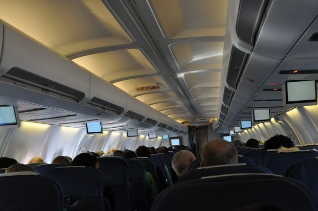 　機内は満席です。