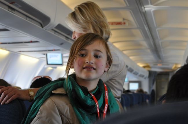 　職場体験？小さな女の子がキャンディーを配っていました。