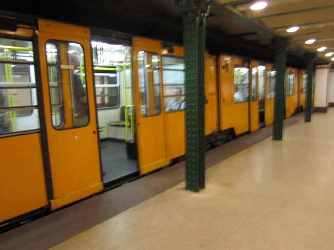 地下鉄Ｍ１。<br /><br />この路線は駅もタイル張りでかわいらしい。<br /><br />この路線だけ、ホームの両側に車両が走っているのではなく、車両の両側にホームがある。<br />だから間違えて乗って戻る場合、一度地上に上がり、道路を横断して乗らなければならなかった。