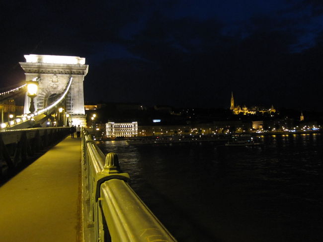 くさり橋とマーシャーシュ教会