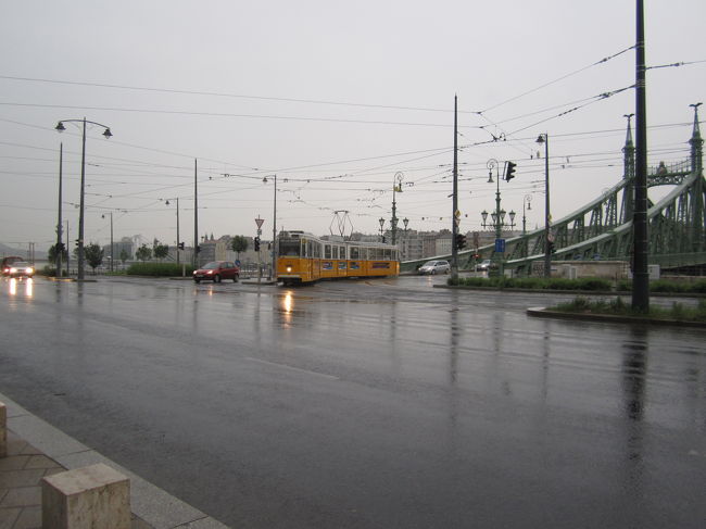 エルジェーベト橋とトラム<br /><br />２日目<br />ゲッレールト温泉に行くため、トラムに乗った。<br />今日は朝から雨。