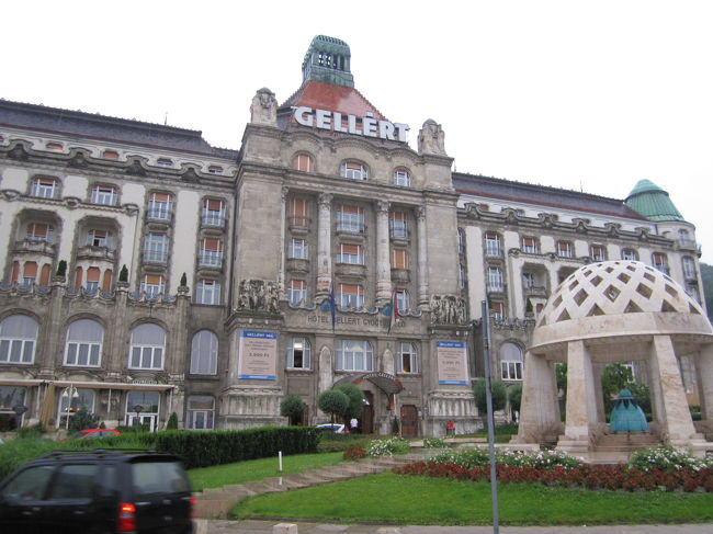 ゲッレールトホテル<br /><br />正面はホテルの入り口。<br />温泉はの入り口は、向かって建物の左側。<br />左上の青い屋根を過ぎたあたりにある。<br /><br />雨の中、屋外プールのような温泉とジャグジーに入ったが、雷も鳴ってきて冷えてお腹が痛くなり、すぐ出てしまった。有名な屋内温泉プールに入り損ねた。<br />デポジット方式で２時間以内なら返金があると聞いていたが、返金はなかった。入場料Ft3400。