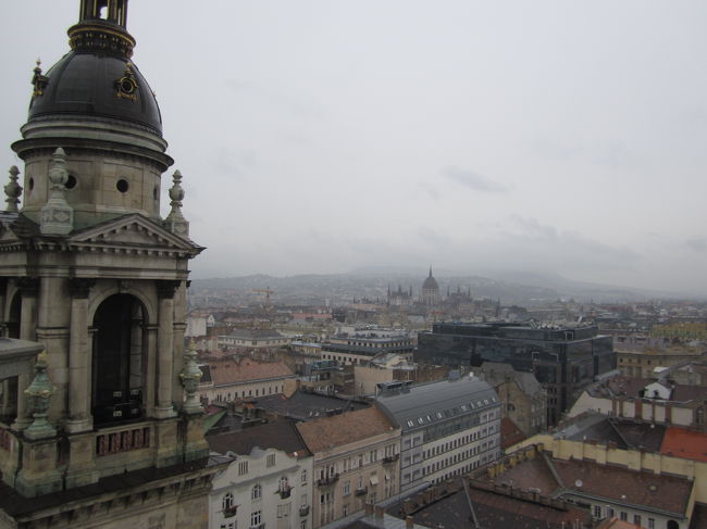 聖イシュトヴァーン大聖堂の展望台から<br /><br />大聖堂の鐘楼と国会議事堂方向