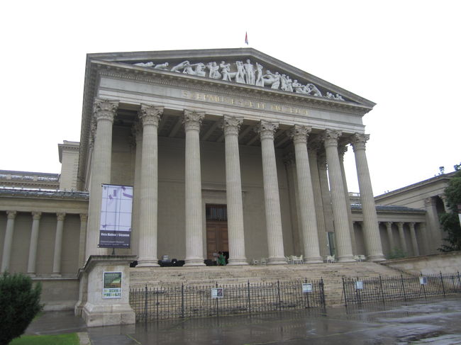 西洋美術館<br /><br />英雄広場を挟んだ左側の建物