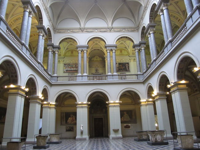 西洋美術館の中<br /><br />入場料Ft1600、写真撮影代Ft300。<br />