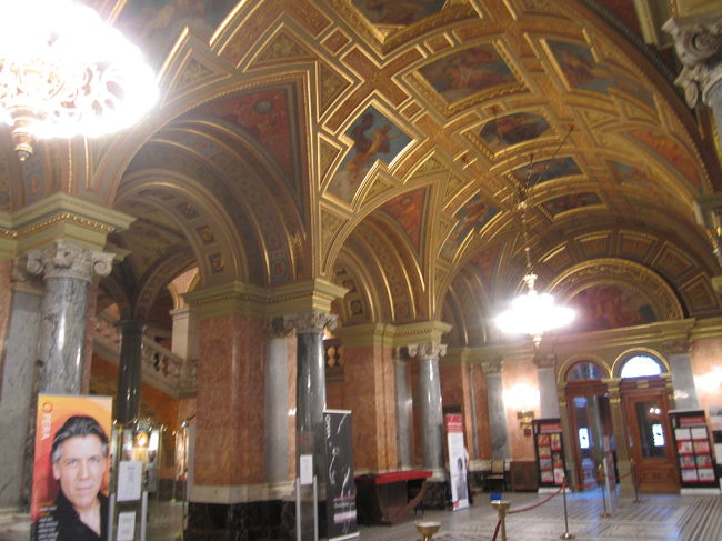 オペラ座の中<br /><br />正面入ったところ<br /><br />