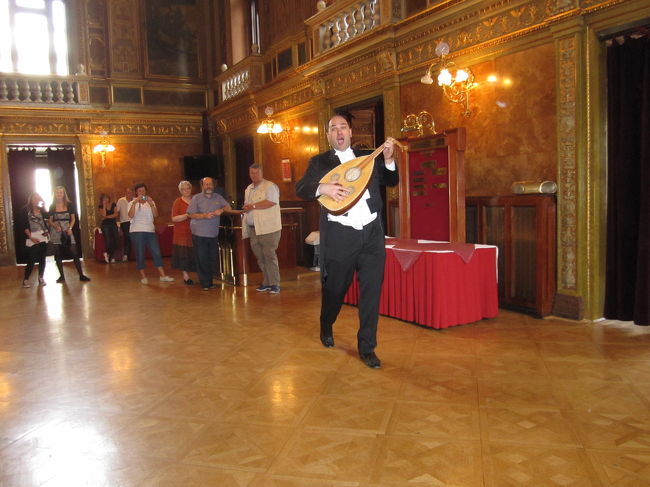 オペラ座ツアーのミニオペラ<br /><br />２曲歌った。追加料金Ft500。<br /><br />ツアーが終わって外に出たら、すっかり晴れていた。