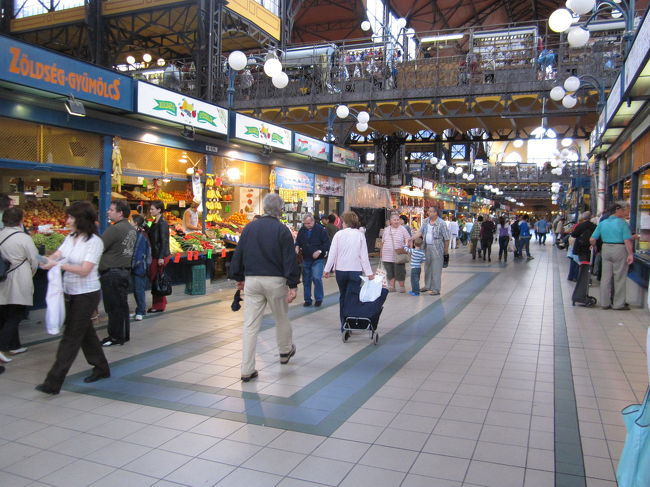 中央市場の中<br /><br />１階は食料品売り場。<br />２階はお土産物屋さんとレストラン。