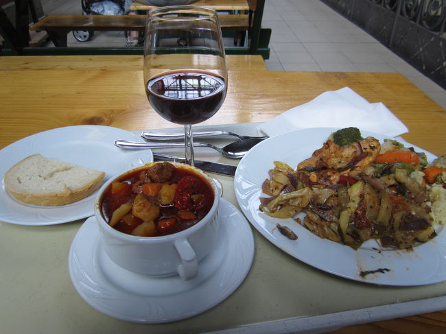 市場のレストランで夕食<br /><br />チキン Ft1700と野菜 Ft490<br />グヤーシュ Ft690<br />ワイン Ft250