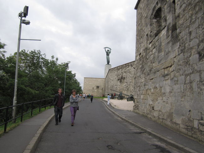 丘の上に立ってる自由の象徴<br /><br />戦争で使われた大砲などが展示されていた