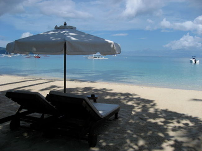 スノーケリングで疲れた後は、ビーチでお昼寝。本を読むつもりだったが、あっという間に落ちてしまった。気持ちよかった〜最高の贅沢。