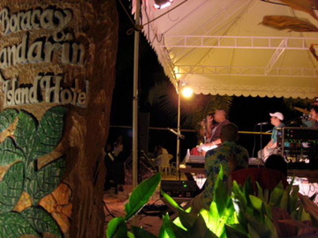 ビーチ沿いで夕食をとり、宿に戻る道すがら、ライブが行われていた。