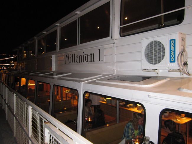 夜のドナウ川クルーズに行く<br /><br />ツアー代 Ft3300。飲み物付き。<br />シャンペンやワイン、ビール、ソフトドリンクなどを飲みながら２２時から１時間半。