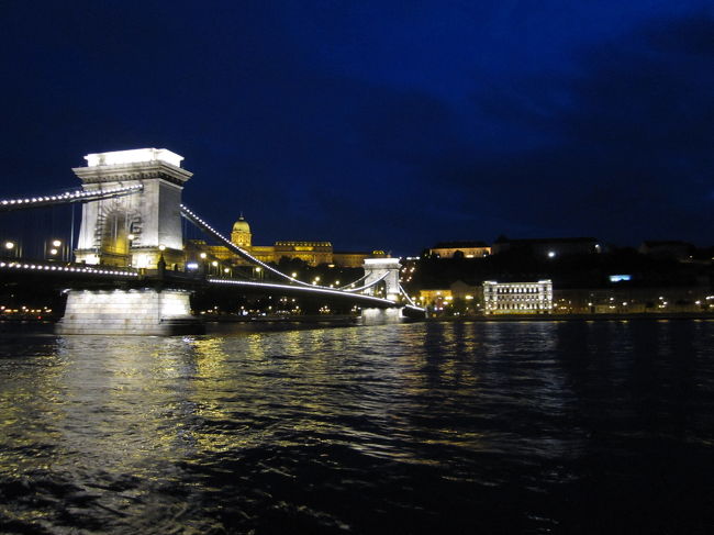 くさり橋の夜景<br /><br />涼しくて少し寒いくらいだったが、お天気はよかった。