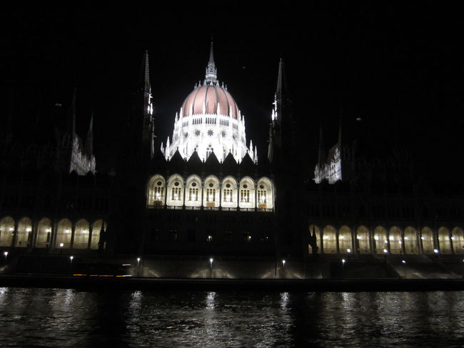 国会議事堂<br /><br />くさり橋下から国会議事堂まで来て、ゲッレールトの丘辺りまで来て戻るルートだった。