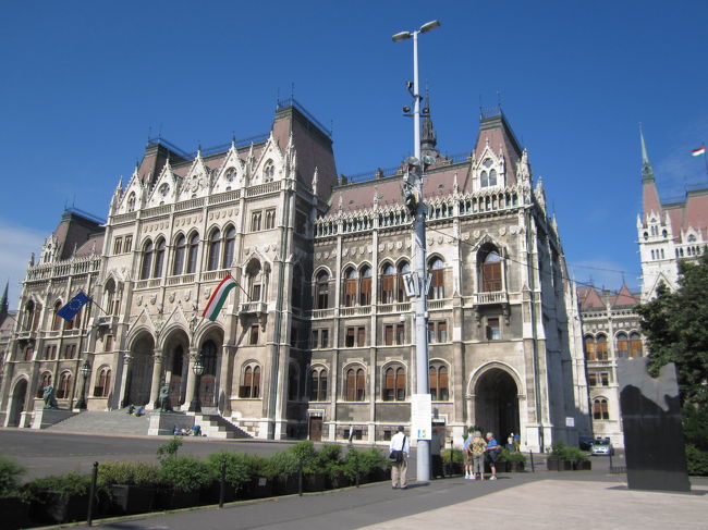 国会議事堂ツアーへ<br /><br />４日目<br />トラムで移動し、１０時からのツアーに申し込む。<br />写真中央の観光客３人がいるところで待っていると、守衛の人が来て鎖をはずして中に入れてくれる。<br />中央１段出た入り口のすぐ右側の茶色いドアを入るとチケット売り場。<br /><br />Ft3200（１時間）<br /><br />