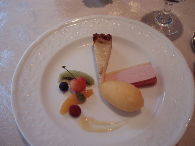 <br />デザートの盛り合わせ。<br /><br />洋ナシのタルトなど、彩も綺麗でいいよねー。<br />（サービス料１０％別途）<br /><br />