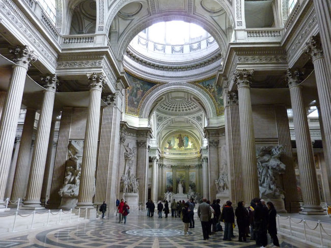 内部です。階下はお墓になっており、<br />キュリー夫妻など著名人が埋葬されています。<br />ここで実施されたフーコーの振り子の実験のようすも<br />展示されています。