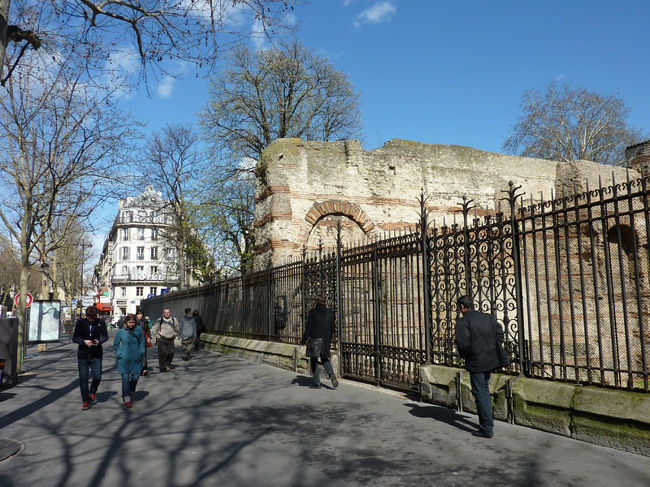 サンミシェルの通りです。<br />右側はクリュニューのローマ遺跡。